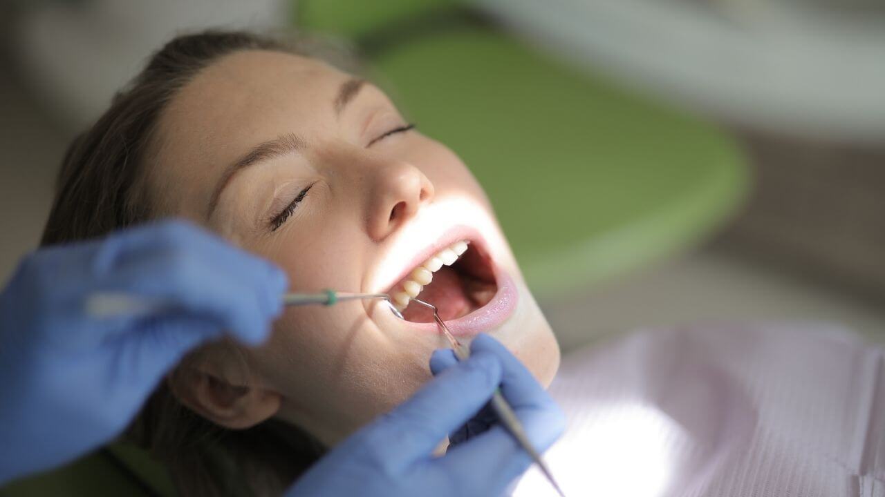 אישה מצולמת בזמן טיפול שורש בשן בינה