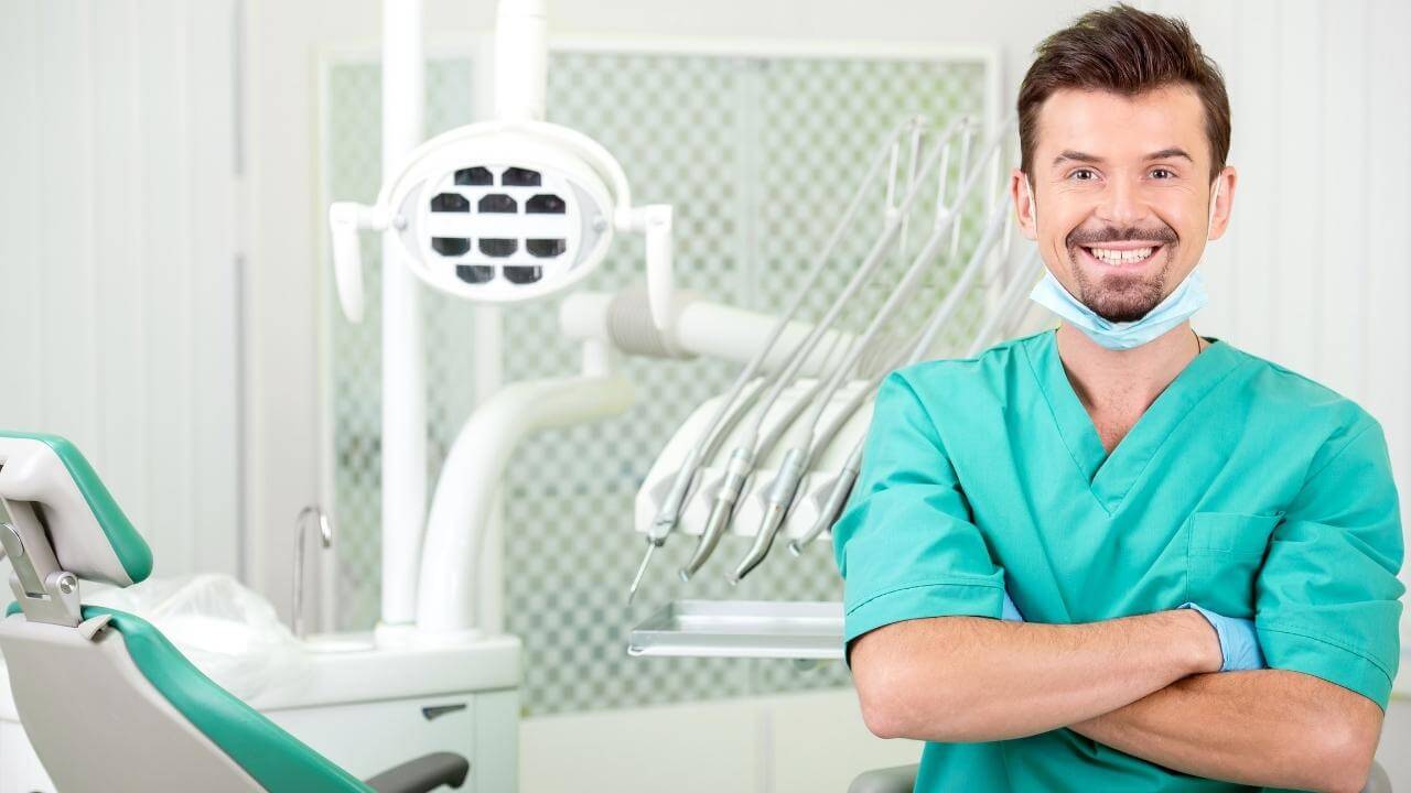רופא שיניים לפני תחילתו של טיפול שורש